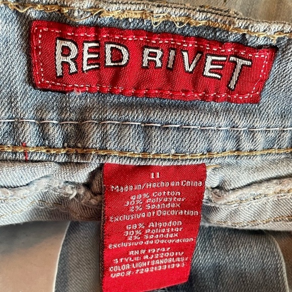Red Rivet Junior Size 11 Raw Hem Light Wash Blue Jean Shorts Embroidered - Picture 3 of 5